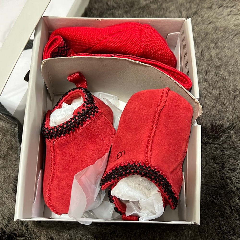 NIB UGG red baby boots and beanie size 1 (0-6 months)